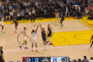 真是进化了!库明加外线三分直接迎射巴图姆 真是进化了!库明加外线三分直接迎射巴图姆