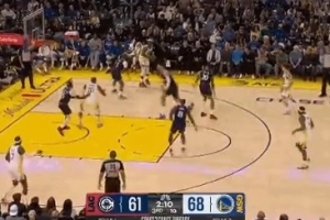 出其不意!巴特勒面对保罗 直接颠投干拔三分命中! 出其不意!巴特勒面对保罗 直接颠投干拔三分命中!