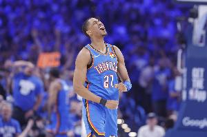 攻防俱佳!阿隆-维金斯4记三分拿下18分6板6助1断3帽 攻防俱佳!阿隆-维金斯4记三分拿下18分6板6助1断3帽