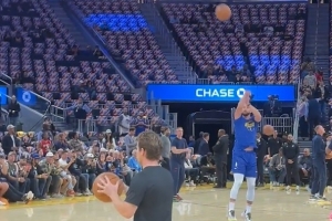 老粉已经慌了?库里赛前热身 中圈三分出手一发入魂 老粉已经慌了?库里赛前热身 中圈三分出手一发入魂