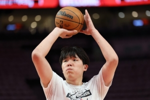 解说:小杨没达到NBA轮换水平可以预料 但英语没提升这点确实不好 解说:小杨没达到NBA轮换水平可以预料 但英语没提升这点确实不好