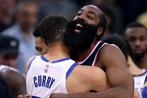 库里:跳球前我像往常那样指了指哈登 说了句“我们还在打呢”! 库里:跳球前我像往常那样指了指哈登 说了句“我们还在打呢”!