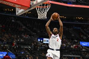 次节带队追分!莱昂纳德半场10中4拿下10分3篮板 次节带队追分!莱昂纳德半场10中4拿下10分3篮板