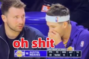 东契奇向里夫斯展示扭伤的手指 里夫斯不敢相信脱口而出Oh Shit! 东契奇向里夫斯展示扭伤的手指 里夫斯不敢相信脱口而出Oh Shit!