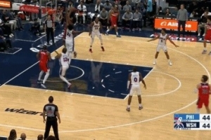 当年也榜眼!巴格利中路持球突击 力压恩比德起飞双手暴扣 当年也榜眼!巴格利中路持球突击 力压恩比德起飞双手暴扣