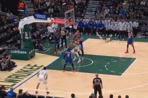 点燃主场!字母哥飞身大帽+二次进攻暴扣 大喊“这是我的地盘” 点燃主场!字母哥飞身大帽+二次进攻暴扣 大喊“这是我的地盘”