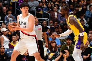 美记:球迷们急切希望杨瀚森获得更多出场机会 但他还需打磨技术 美记:球迷们急切希望杨瀚森获得更多出场机会 但他还需打磨技术