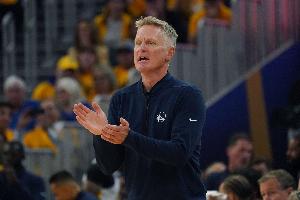 科尔:库里不在我们也能拉开空间 三分只是吉米武器库的第七选项 科尔:库里不在我们也能拉开空间 三分只是吉米武器库的第七选项