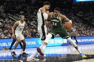 记者:字母和文班是2位属于外太空的球员 他们拿完周最佳没遇魔咒 记者:字母和文班是2位属于外太空的球员 他们拿完周最佳没遇魔咒