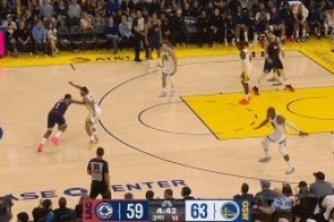 打不动了?哈登连续运球试图突破 库里紧贴直接抢断! 打不动了?哈登连续运球试图突破 库里紧贴直接抢断!