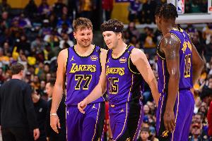 东契奇会发短信说什么?里夫斯:他可能会说我太菜了 投丢14个球 东契奇会发短信说什么?里夫斯:他可能会说我太菜了 投丢14个球