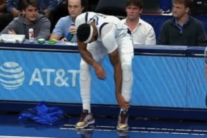 别有事啊!浓眉落地踩到对方脚上疑似崴伤 返回更衣室接受治疗 别有事啊!浓眉落地踩到对方脚上疑似崴伤 返回更衣室接受治疗