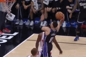 扣篮王之姿!拉文突破秀单臂战斧劈扣 扣篮王之姿!拉文突破秀单臂战斧劈扣