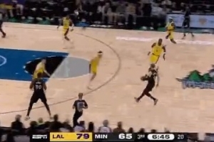 关键!兰德尔强突拉拉维亚打进被吹进攻犯规 森林狼挑战成功变2+1 关键!兰德尔强突拉拉维亚打进被吹进攻犯规 森林狼挑战成功变2+1