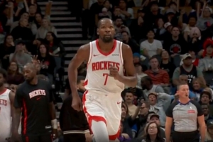 打卡下班咯!亚当斯连续抢到前场板 杜兰特三分一击毙命! 打卡下班咯!亚当斯连续抢到前场板 杜兰特三分一击毙命!