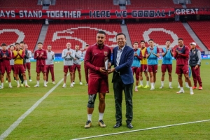 今天的官方训练开始前,上海海港为莱昂纳多和李帅举行颁奖仪式 今天的官方训练开始前,上海海港为莱昂纳多和李帅举行颁奖仪式