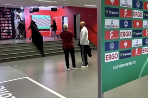 相谈甚欢!记者:孔帕尼赛后与科隆主帅夸斯尼奥克交流 相谈甚欢!记者:孔帕尼赛后与科隆主帅夸斯尼奥克交流