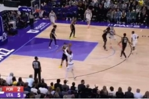 这是个中锋?凯斯勒三分+击地妙传+前场助攻 开局就全面发挥! 这是个中锋?凯斯勒三分+击地妙传+前场助攻 开局就全面发挥!