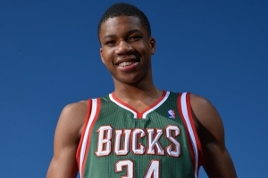 12年前的今天!字母哥完成首秀 当年瘦弱的他出场4分钟拿到1分 12年前的今天!字母哥完成首秀 当年瘦弱的他出场4分钟拿到1分