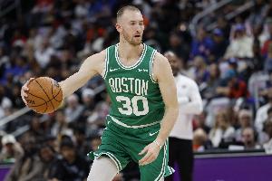 顶级射手!豪泽首节三分球6中5独得15分1篮板 顶级射手!豪泽首节三分球6中5独得15分1篮板