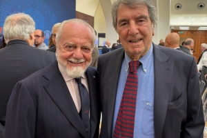 为迪诺-佐夫颁奖!德佬晒合照:我不会忘记你曾效力那不勒斯5年 为迪诺-佐夫颁奖!德佬晒合照:我不会忘记你曾效力那不勒斯5年