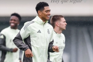 😄心情很不错!贝林厄姆晒雨天训练照:新的一天到来啦 😄心情很不错!贝林厄姆晒雨天训练照:新的一天到来啦