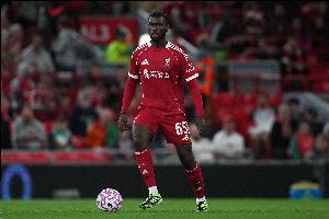 利物浦小将纳洛生涯前2次替补均染红 范戴克、科纳特第一时间安慰 利物浦小将纳洛生涯前2次替补均染红 范戴克、科纳特第一时间安慰