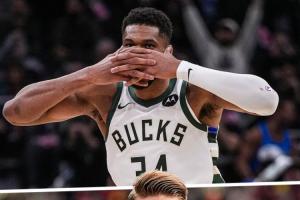 梦幻联动!字母哥在战胜尼克斯的比赛中模仿约克雷斯面具庆祝 梦幻联动!字母哥在战胜尼克斯的比赛中模仿约克雷斯面具庆祝