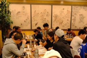 赛后吃夜宵?团队成员:杨瀚森那天是吃晚饭&喝的清汤 没吃烤肉 赛后吃夜宵?团队成员:杨瀚森那天是吃晚饭&喝的清汤 没吃烤肉