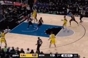 长驱直入!克内克特反击突破轻松双手暴扣 长驱直入!克内克特反击突破轻松双手暴扣