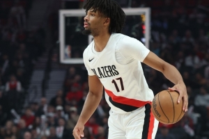 今天手感回暖!夏普上半场8中4得到11分 三分4中3 今天手感回暖!夏普上半场8中4得到11分 三分4中3