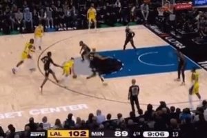 杀红了眼!里夫斯突破吸引包夹外传 拉拉维亚不犹豫三分再中! 杀红了眼!里夫斯突破吸引包夹外传 拉拉维亚不犹豫三分再中!