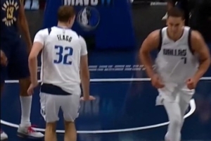 嘲讽拉满!弗拉格强吃三届扣篮王麦克朗 进球后摆出Too Small 嘲讽拉满!弗拉格强吃三届扣篮王麦克朗 进球后摆出Too Small