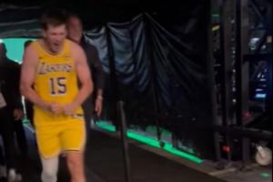 生涯首个压哨绝杀!里夫斯球员通道握拳怒吼! 生涯首个压哨绝杀!里夫斯球员通道握拳怒吼!