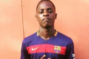 世体:艾永对巴萨颇具好感,五年前曾在家乡穿着巴萨球衣拍照留念 世体:艾永对巴萨颇具好感,五年前曾在家乡穿着巴萨球衣拍照留念