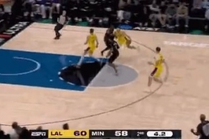 这身体协调能力!里夫斯高速反击顶开康利 骑马射箭准压哨中投! 这身体协调能力!里夫斯高速反击顶开康利 骑马射箭准压哨中投!