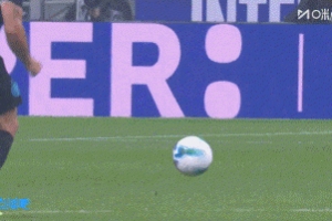 劳塔罗遭古德蒙德森飞铲,随后痛苦倒地 劳塔罗遭古德蒙德森飞铲,随后痛苦倒地