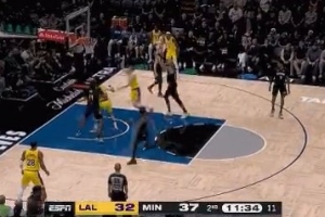 状态不错!克内克特强攻抛射得手 可惜加罚不中 状态不错!克内克特强攻抛射得手 可惜加罚不中