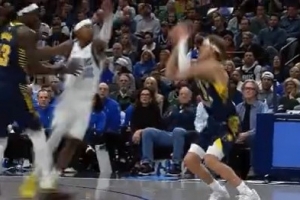 不止是扣篮王!麦克朗外线张弓搭箭飚进三分还有加罚 完成打4分 不止是扣篮王!麦克朗外线张弓搭箭飚进三分还有加罚 完成打4分