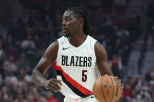 还是定海神针!霍勒迪16中10砍下27分5篮板8助攻2抢断 还是定海神针!霍勒迪16中10砍下27分5篮板8助攻2抢断