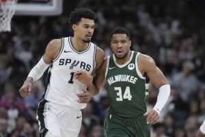 铁林:文班亚马增加了肌肉 他现在看起来像有跳投的字母哥 铁林:文班亚马增加了肌肉 他现在看起来像有跳投的字母哥