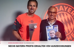 拜仁官方:凯恩等6将领取上赛季德国球员工会评选的最佳阵容奖杯 拜仁官方:凯恩等6将领取上赛季德国球员工会评选的最佳阵容奖杯