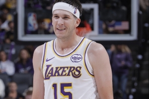 里夫斯生涯第三次在剩余2秒内投进制胜球 去年圣诞大战曾绝杀勇士 里夫斯生涯第三次在剩余2秒内投进制胜球 去年圣诞大战曾绝杀勇士