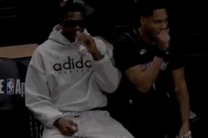 酷!爱德华兹场边帅气装扮悠闲观战 森林狼目前占据场上主动 酷!爱德华兹场边帅气装扮悠闲观战 森林狼目前占据场上主动