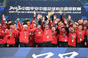 历史重演or复仇成功?海港两年前在大连人主场捧起中超冠军奖杯 历史重演or复仇成功?海港两年前在大连人主场捧起中超冠军奖杯