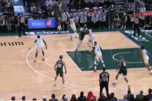 球进灯亮!特伦特干拔三分压哨命中 字母哥场边兴奋庆祝 球进灯亮!特伦特干拔三分压哨命中 字母哥场边兴奋庆祝