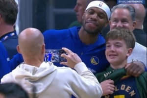 一对儿活宝!巴特勒不敢相信有小孩穿希尔德球衣 后者抢着送合影 一对儿活宝!巴特勒不敢相信有小孩穿希尔德球衣 后者抢着送合影