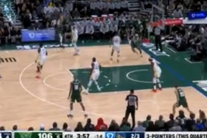 硬!罗林斯顶人三分出手命中 已得到29分创生涯新高 硬!罗林斯顶人三分出手命中 已得到29分创生涯新高