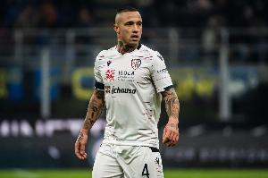 踢球的使命!纳因戈兰:父亲避债离家出走,母亲独自抚养5个孩子 踢球的使命!纳因戈兰:父亲避债离家出走,母亲独自抚养5个孩子