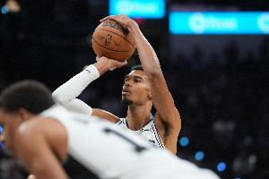 只能说不温不火!文班亚马半场10中5得到14分9板4助 没有盖帽 只能说不温不火!文班亚马半场10中5得到14分9板4助 没有盖帽